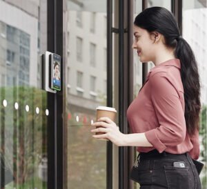 mujer entrando a edificio con reconocimiento facial